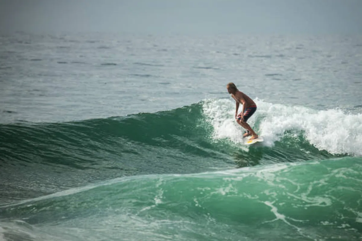 Élèves en cours de surf à Essaouira sur soft-top, Plage d’Essaouira
